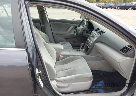 2010 Toyota Camry Le z USA, uszkodzony, nr VIN 4T1BF3EK2AU097517